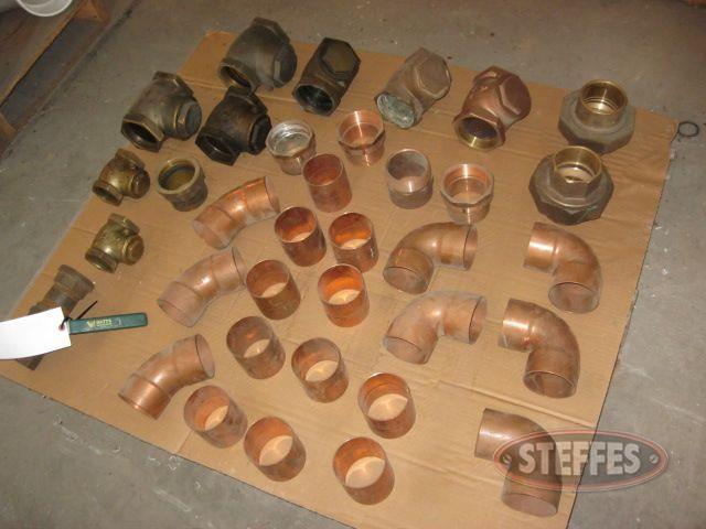 Assortment of brass inline valves, elbows, 3- unions,_1.jpg